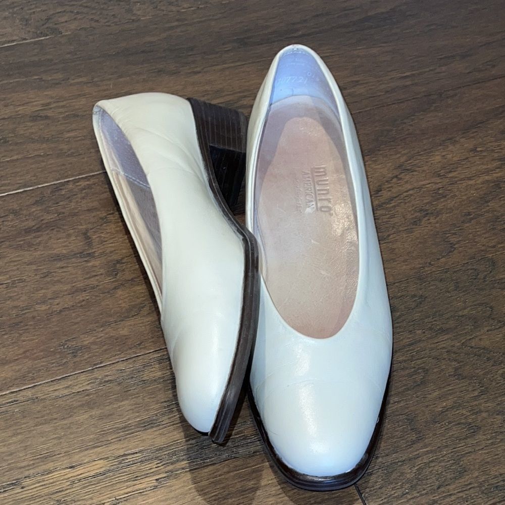 MUNRO Classic Low Heeled Leather Pumps Ivory 8.5 EUC